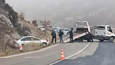 Refüje çarpan otomobil, yol kenarına savruldu: 1 ölü, 3 yaralı