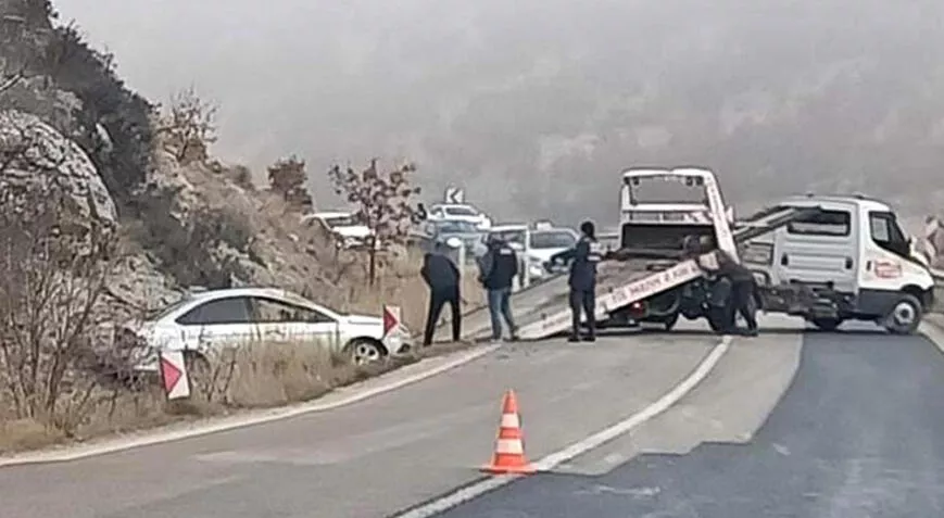 Refüje çarpan otomobil, yol kenarına savruldu: 1 ölü, 3 yaralı Refüje çarpan otomobil, yol kenarına savruldu: 1 ölü, 3 yaralı