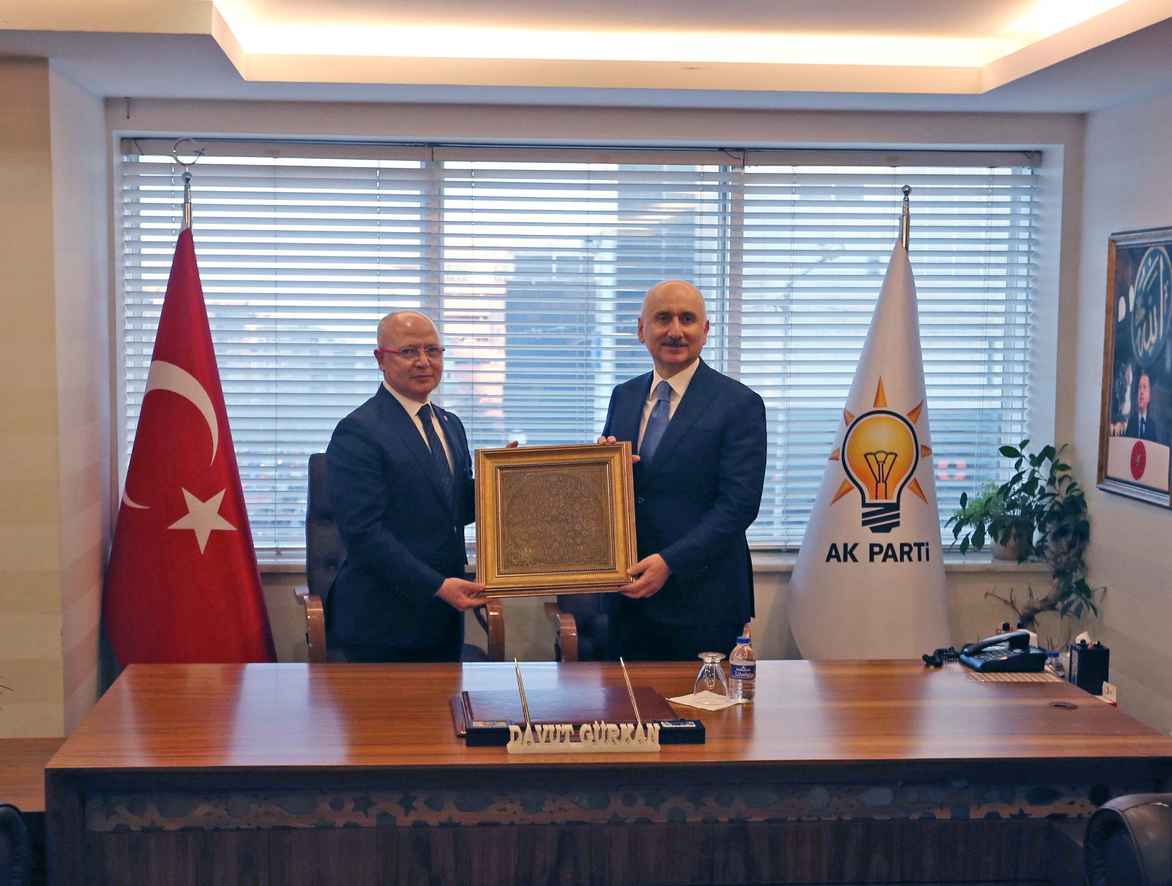Bakan Karaismailoğlu, AK Parti Bursa İl Başkanlığı’nı ziyaret etti