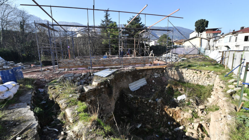 Bursa'nın kuşatması sırasında Osmanlılara yardım eden ve daha sonra Müslüman