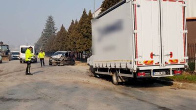 Bursa’da kamyon ile hafif ticari araç çarpıştı