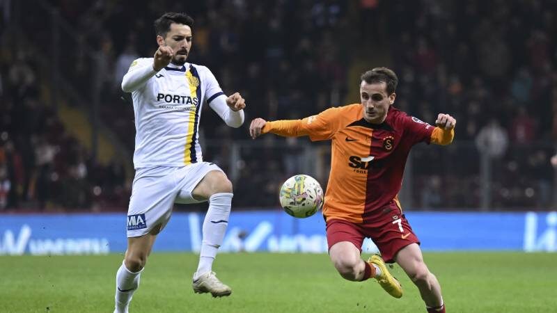 Kerem Aktürkoğlu 100. maçına çıktı Galatasaray’ın başarılı futbolcusu Kerem Aktürkoğlu, MKE Ankaragücü maçıyla birlikte sarı-kırmızılı