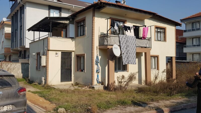 Bursa'nın İnegöl ilçesinde, evine giren bıçaklı kişiden kaçmaya çalışırken balkondan