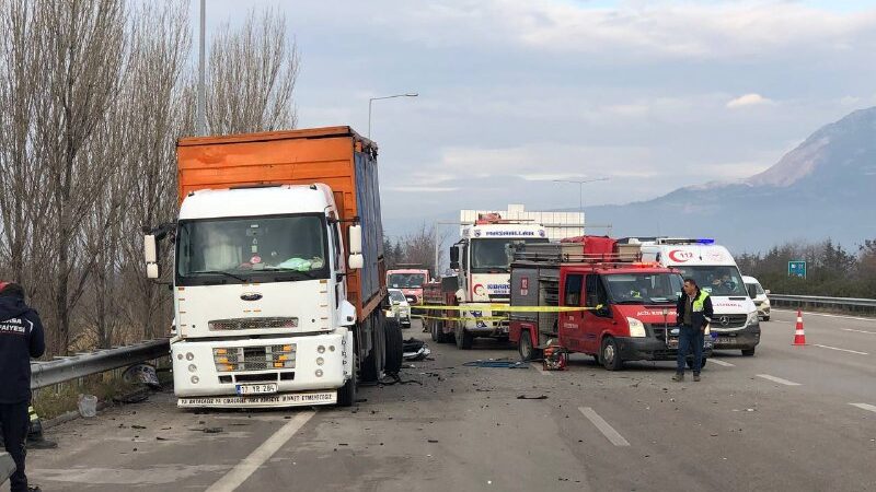Bursa’da korkunç kaza Bursa'nın Kestel ilçesinde, emniyet şeridinde park halindeki TIR'ın altına giren