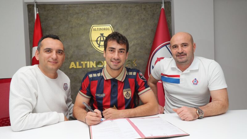 Bursaspor’un eski kaptanı imzayı attı! İşte yeni kulübü… Emirhan Aydoğan, 1.Lig ekibi Altınordu'ya sezon sonuna kadar imza attı.