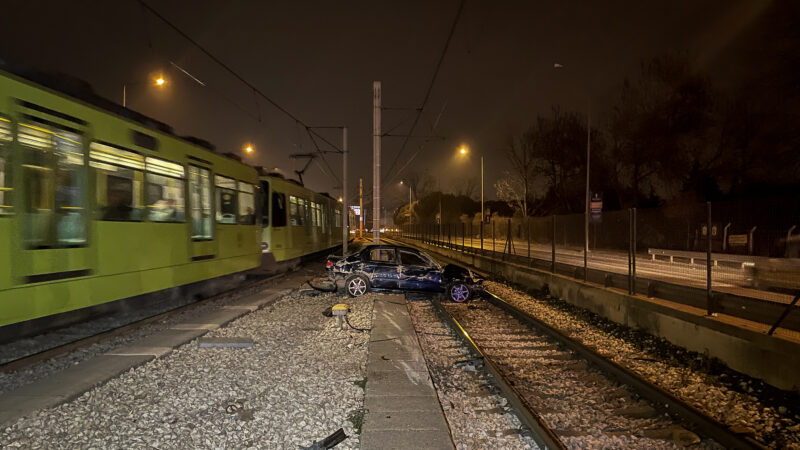 Bursa'nın Osmangazi ilçesinde, bariyerlere çarpıp, metro hattı raylarına giren otomobilin