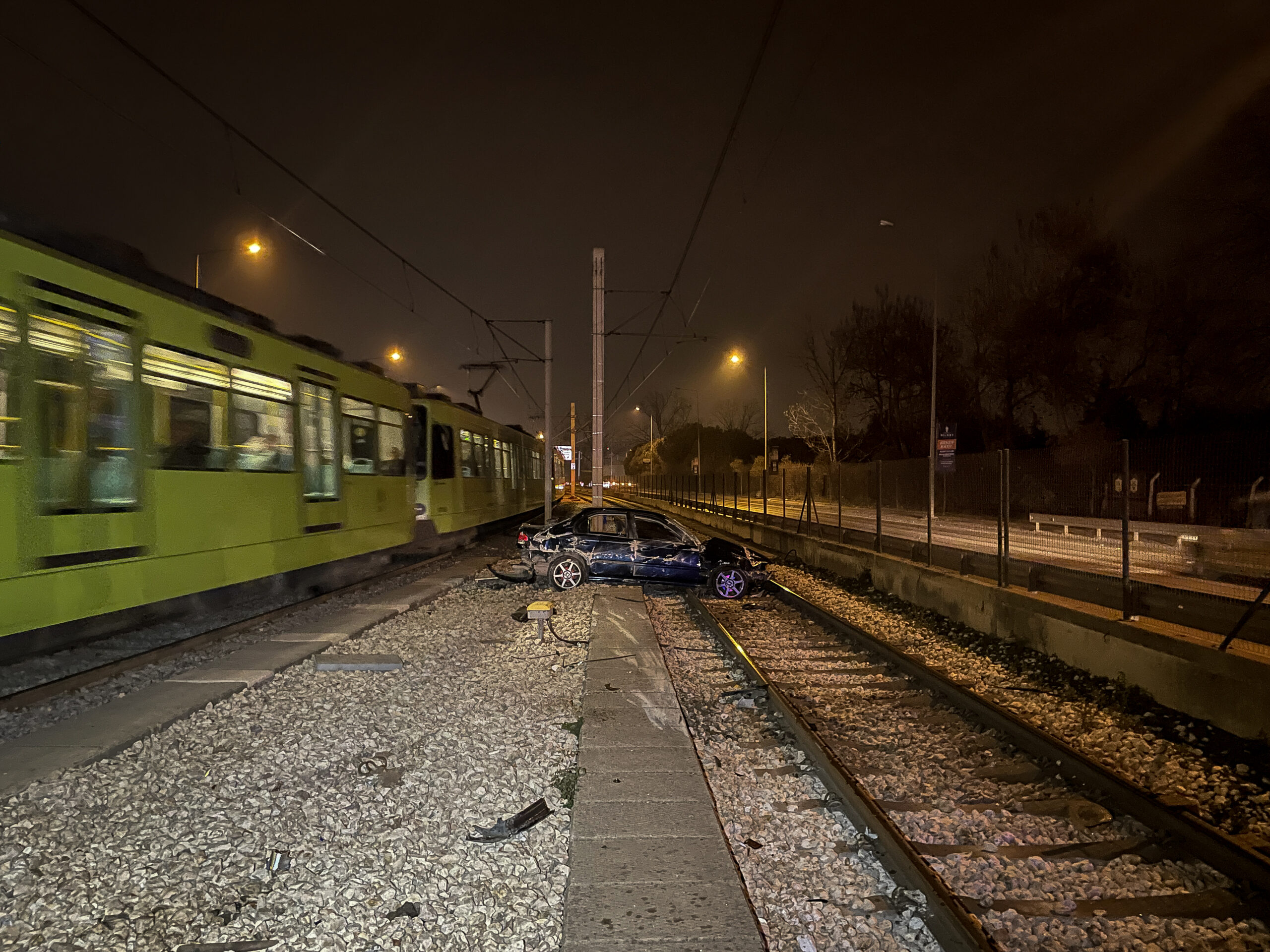Bursa’da feci kaza! Bariyerlere çarpıp metro raylarına girdi