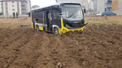 Bursa’da frenleri tutmayan halk otobüsü tarlaya girdi