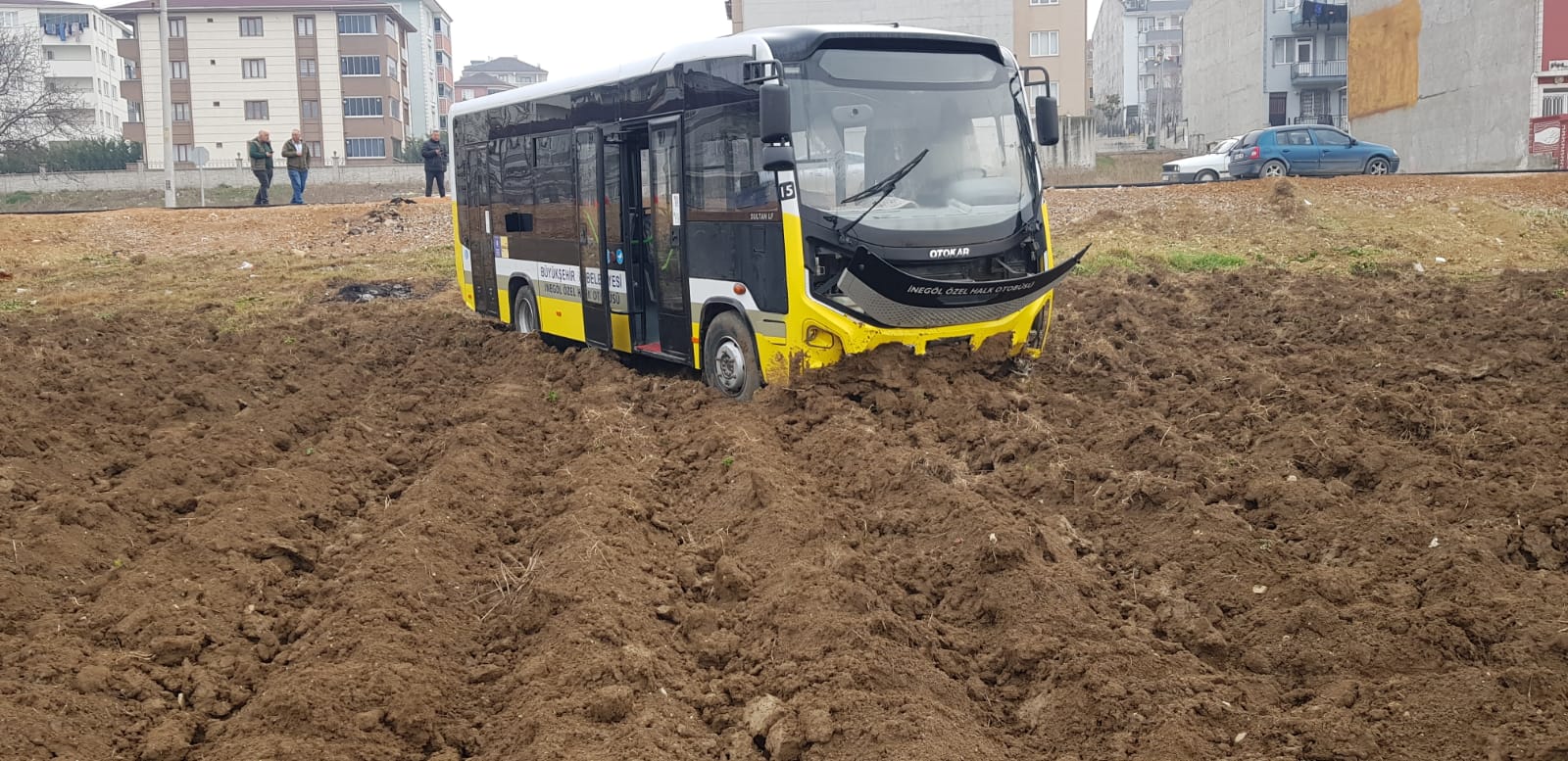 Bursa’da frenleri tutmayan halk otobüsü tarlaya girdi