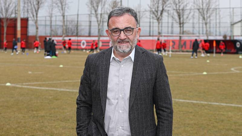 Gençlerbirliği’nden birlik beraberlik çağrısı Gençlerbirliği Spor Kulübü Basın Sözcüsü Savaş Çolakoğlu, çok çalışıp başaracaklarına