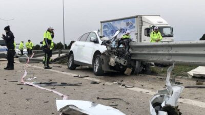 Bursa’da otomobil bariyerlere çarptı: 1 ölü