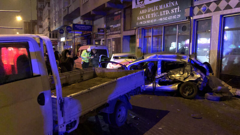 Bursa'nın Yıldırım ilçesinde park halindeki kamyonet ve otomobile çarpan otomobilin