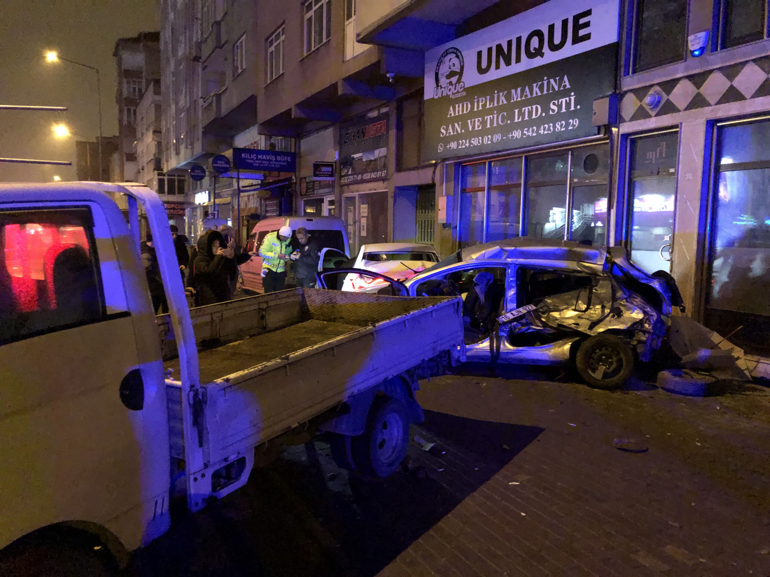 Bursa’da feci kaza! Park halindeki araçlara çarptı