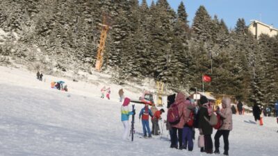 Kar sürprizi yaşanmıştı…Yarı yıl tatiliyle Uludağ’da pistler doldu