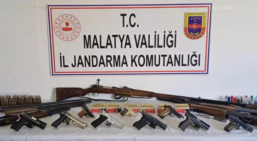 Malatya’da ruhsatsız 18 silah ele geçirildi: 5 gözaltı Malatya’da ruhsatsız 18 silah ele geçirildi: 5 gözaltı