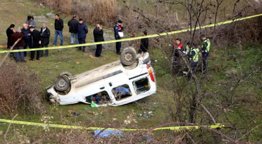 Tokat’ta hafif ticari araç devrildi: Anne ve kızı öldü, 3 yaralı Tokat’ta hafif ticari araç devrildi: Anne ve kızı öldü, 3 yaralı