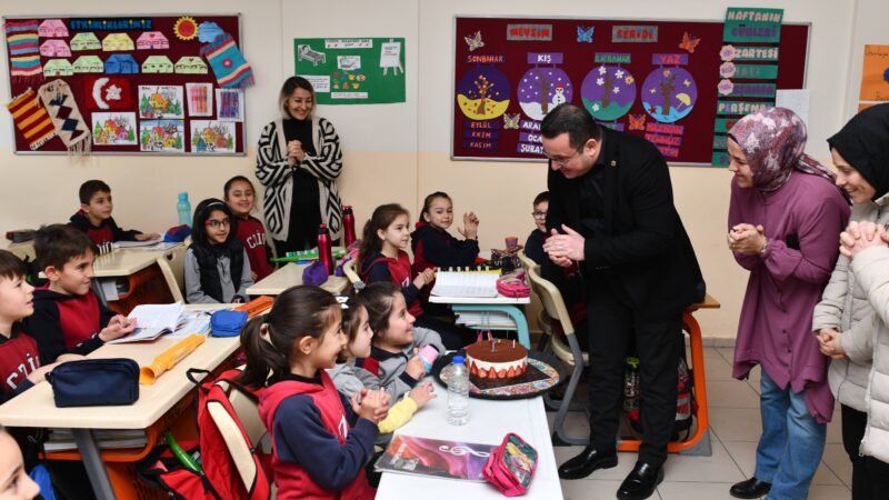 Başkan Kanar’dan ’özel’ doğum günü sürprizi Mustafakemalpaşa’nın 131 Mahallesine hane hane hizmet seferberliği başlatarak ilçede çalınmadık