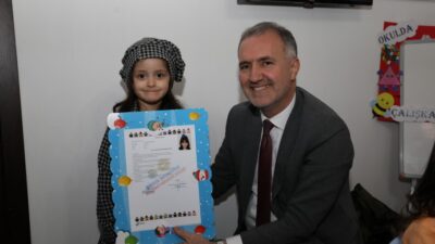 İnegöl’de ‘Beşinci Mevsim’in minikleri ilk karnelerini aldı