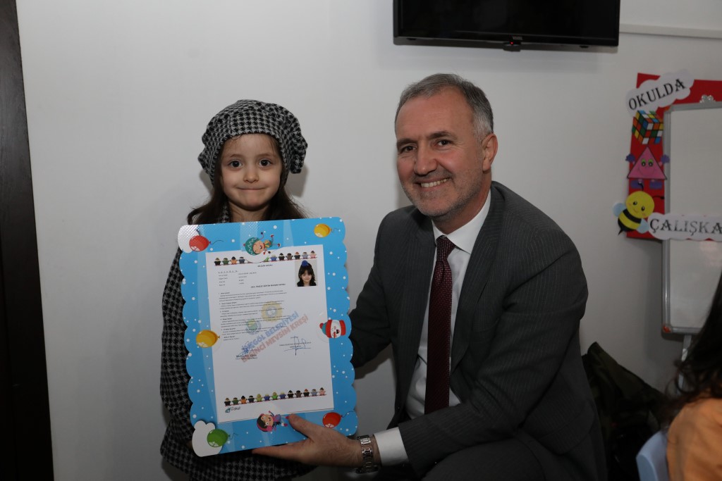 İnegöl’de ‘Beşinci Mevsim’in minikleri ilk karnelerini aldı