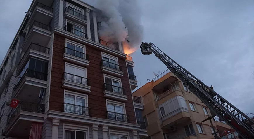 Antalya’da dehşet! Yangın çıkarıp anneannesi ile teyzesini eve kilitledi Antalya’da dehşet! Yangın çıkarıp anneannesi ile teyzesini eve kilitledi