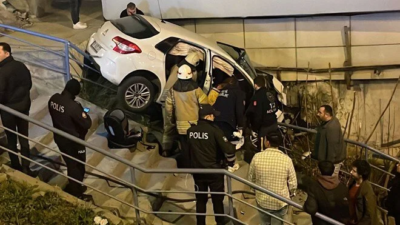 14 yaşındaki çocuk kullandığı otomobille kaza yaptı: 2 yaralı