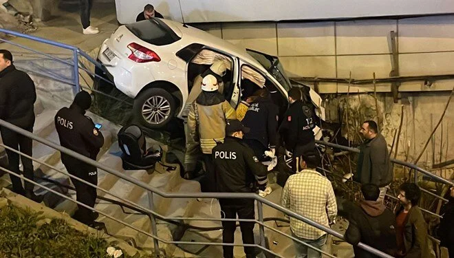 14 yaşındaki çocuk kullandığı otomobille kaza yaptı: 2 yaralı 14 yaşındaki çocuk kullandığı otomobille kaza yaptı: 2 yaralı