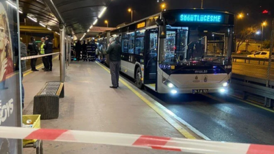 Durakta beklerken yola düşen kişi, metrobüsün altında kalarak öldü