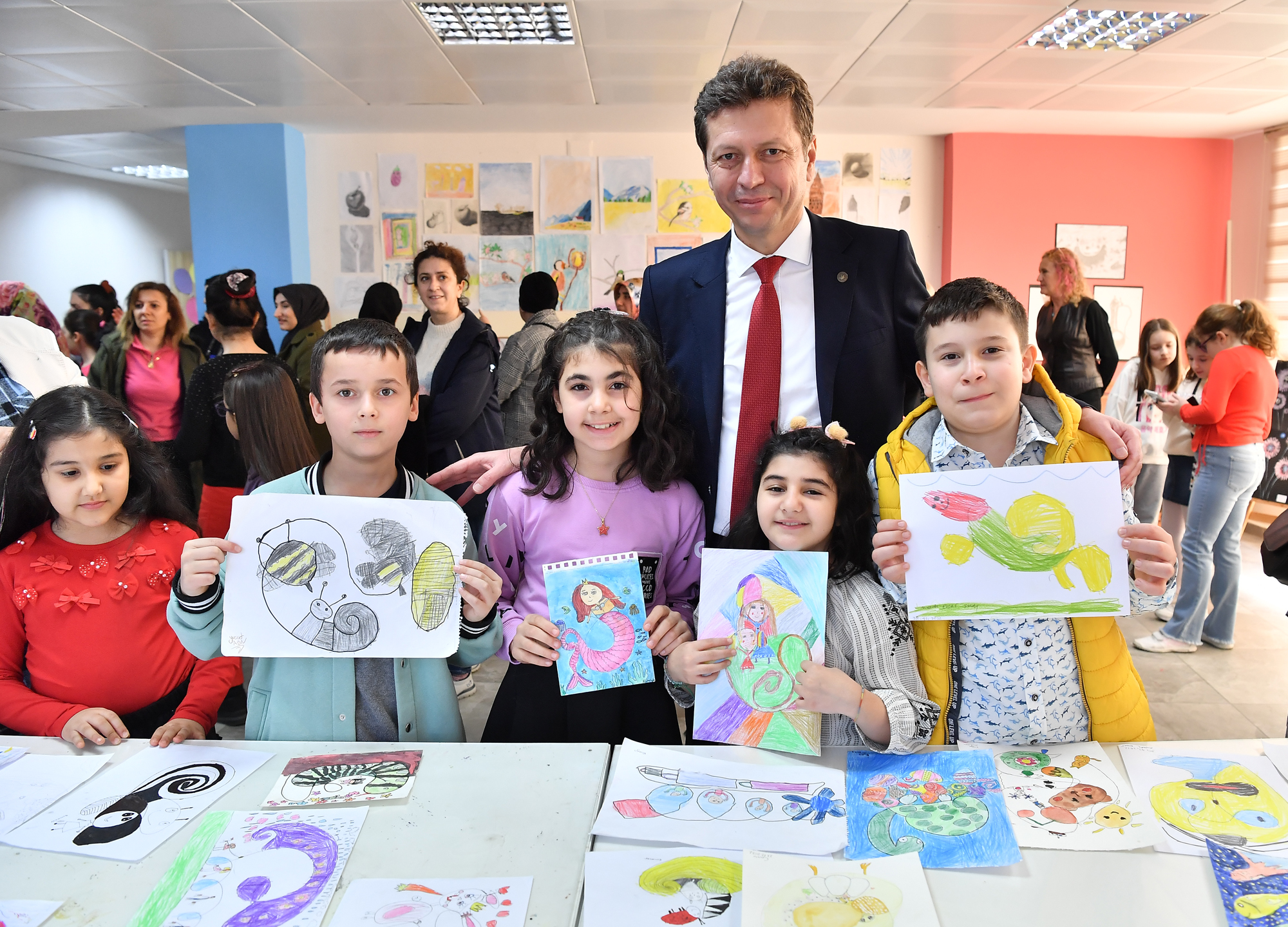 Bilgi Evi öğrencilerinden renkli sergi Bilgi Evi öğrencilerinden renkli sergi