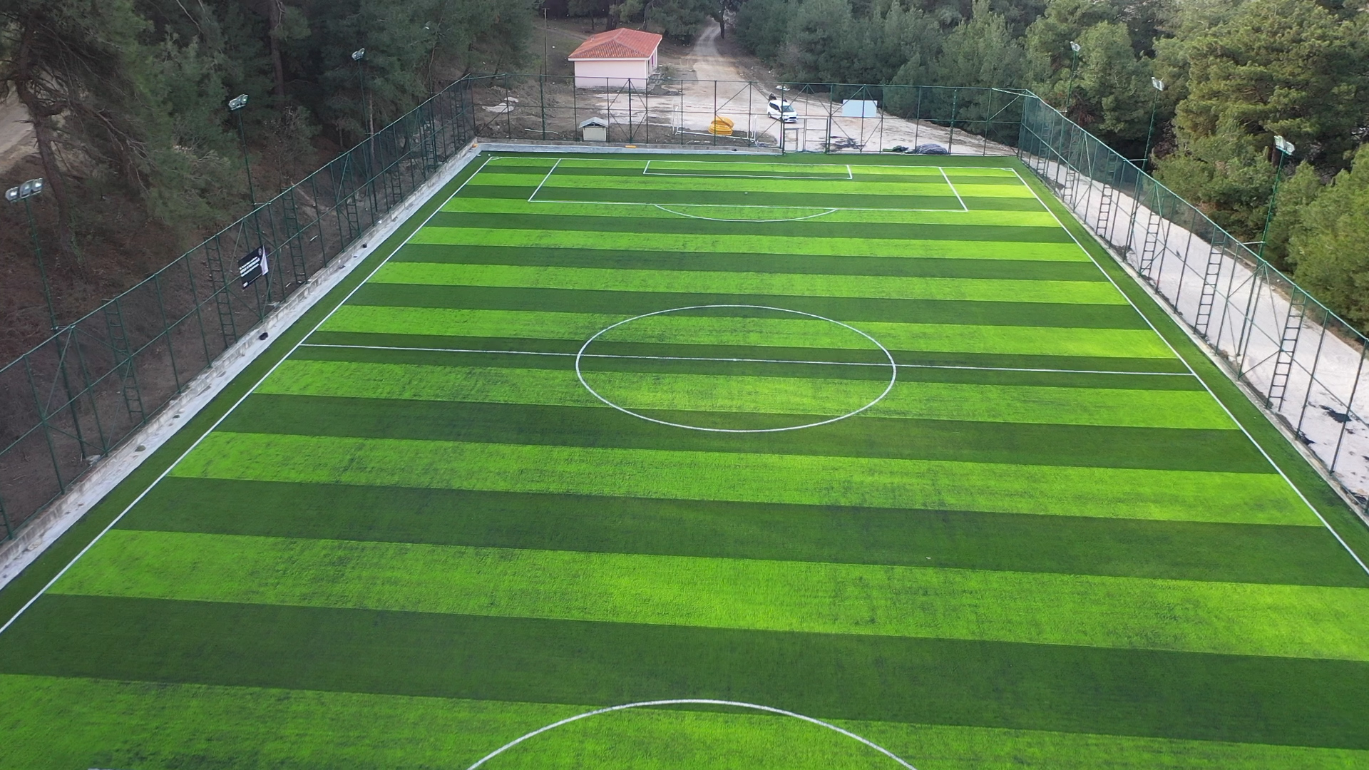 Bursa’nın o mahallesine modern halı saha