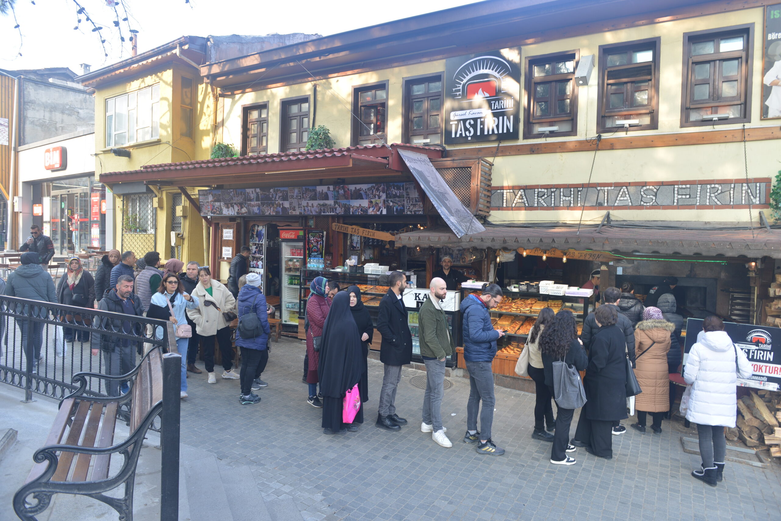 Bursa’da kuyruk oluşturan lezzet; Tarihi Taş Fırın Bursa’da kuyruk oluşturan lezzet; Tarihi Taş Fırın