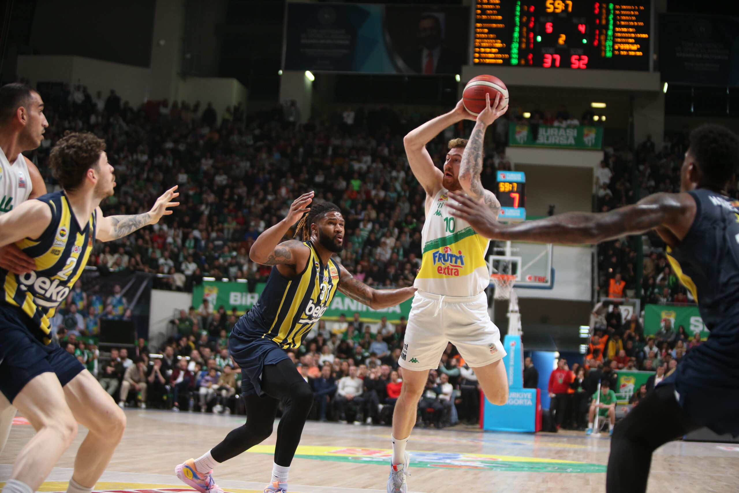 Bursaspor lider Fenerbahçe’ye direnemedi! 4 maçlık seri bitti…