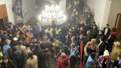 Sarıkamış’ta bir otelin tavanı çöktü