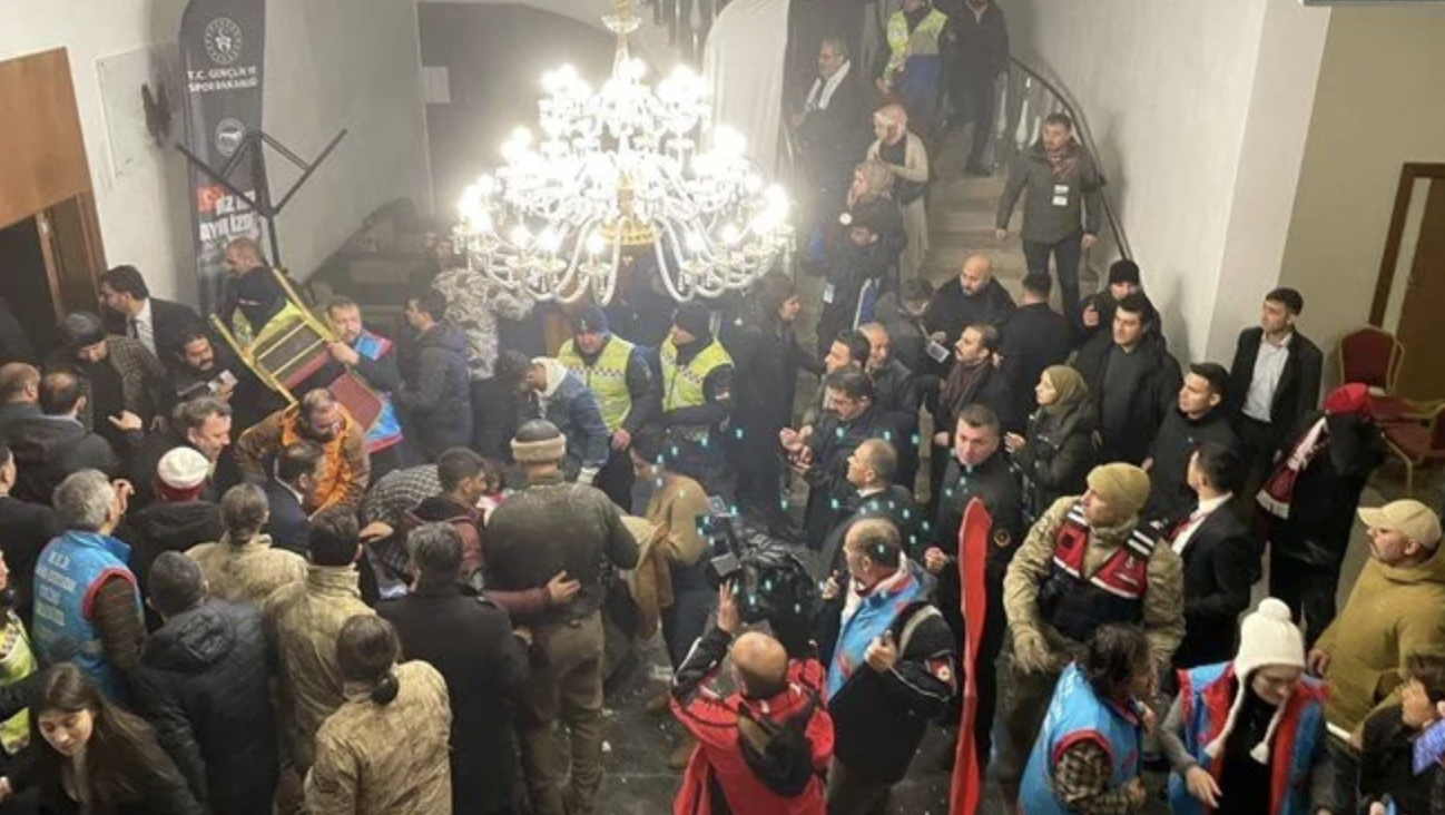 Sarıkamış’ta bir otelin tavanı çöktü Sarıkamış’ta bir otelin tavanı çöktü