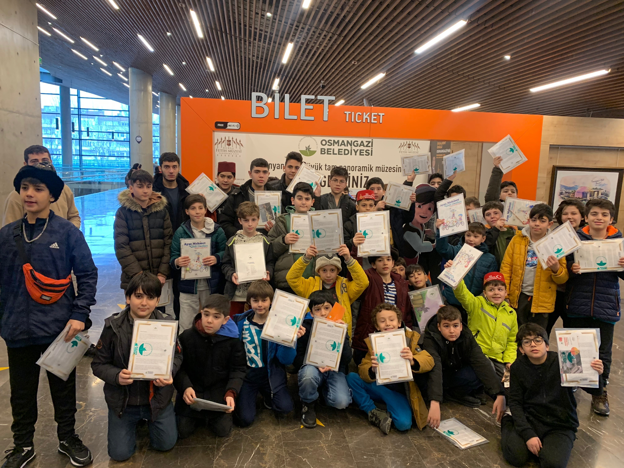 Bursa’da karnesini alan Fetih Müzesi’ne koştu Bursa’da karnesini alan Fetih Müzesi’ne koştu