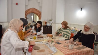 Gitar, fotoğrafçılık, tel kırma, resim gibi branşlarda ücretsiz eğitim veren