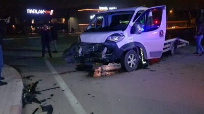 Bursa’da kamyonet ile otomobilin çarpışması sonucu 2 kişi yaralandı