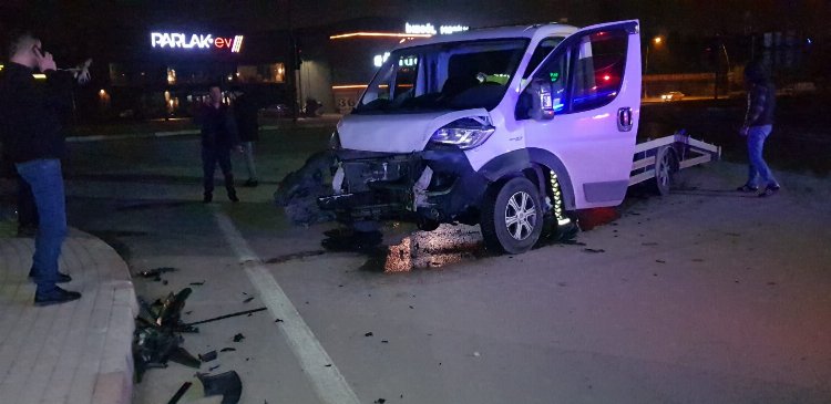 Bursa’da kamyonet ile otomobilin çarpışması sonucu 2 kişi yaralandı