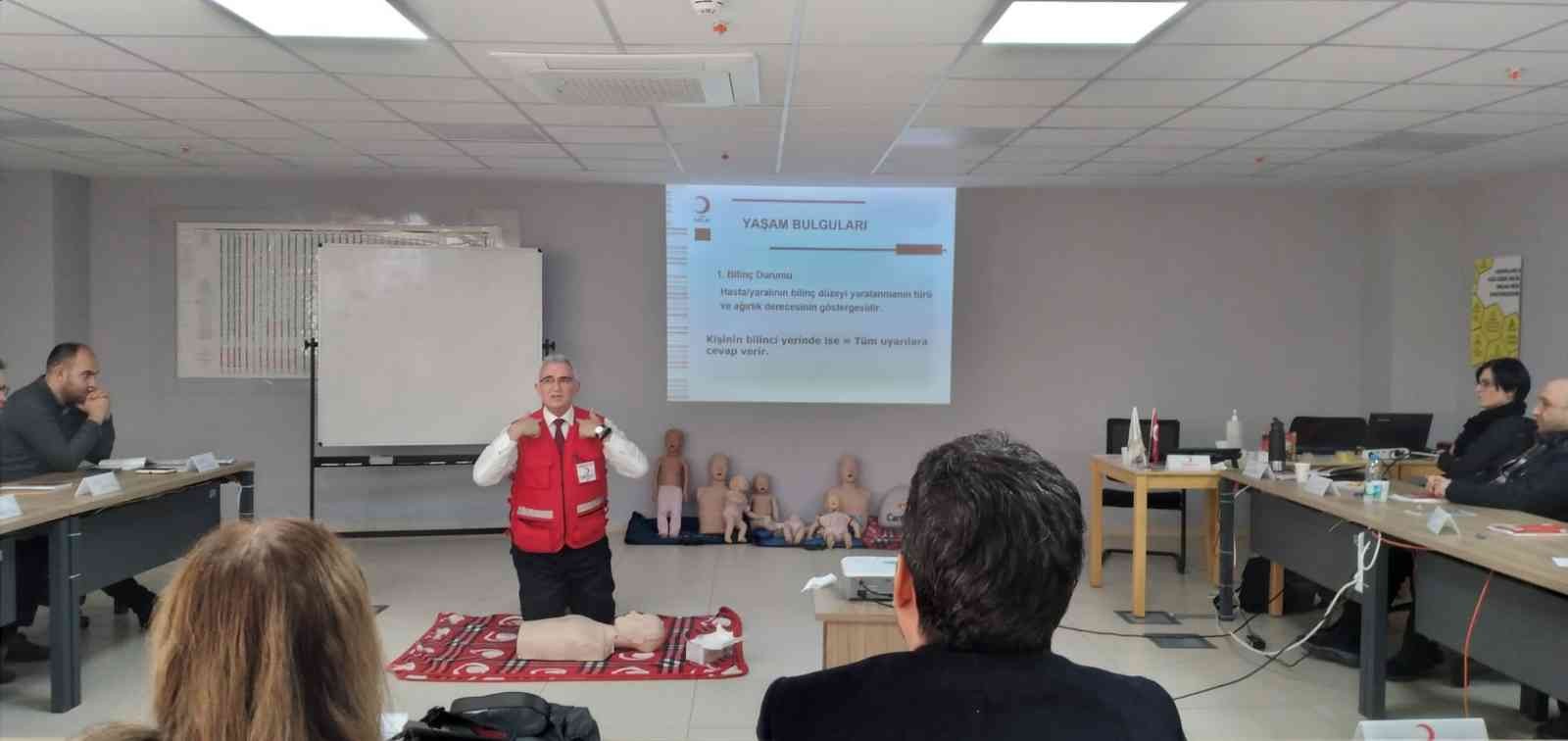 Uludağ Üniversitesi’nde akademik ve idari personele ilk yardım eğitimi Uludağ Üniversitesi’nde akademik ve idari personele ilk yardım eğitimi