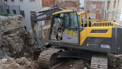 İş makinesi evin duvarını deldi, firma çalışanları işe devam etti