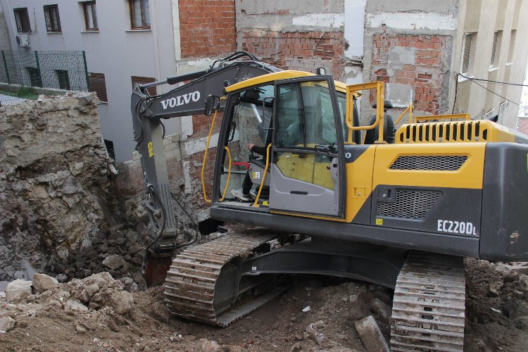 İş makinesi evin duvarını deldi, firma çalışanları işe devam etti