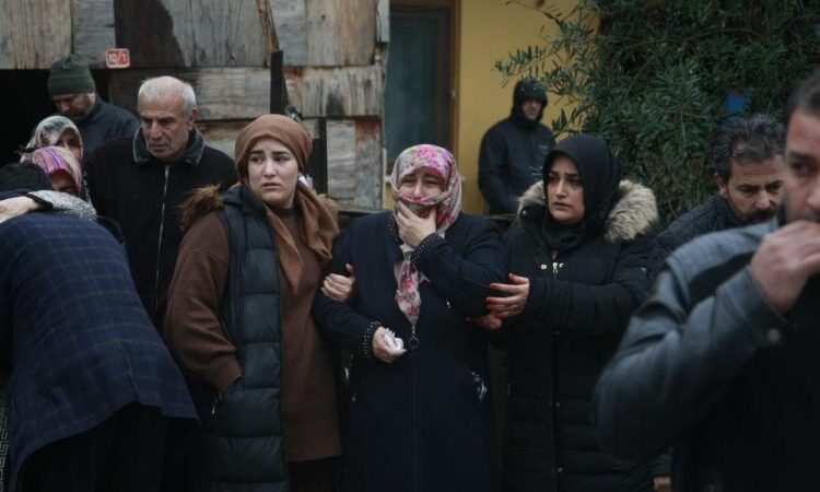 Bursa’da cinayete kurban giden 4 kişi son yolculuklarına uğurlandı Bursa’nın Orhangazi ilçesinde silahlı saldırıda hayatını kaybeden 4 kişi gözyaşları