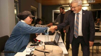 Başkan Erdem’den ders çalışan öğrencilere sürpriz