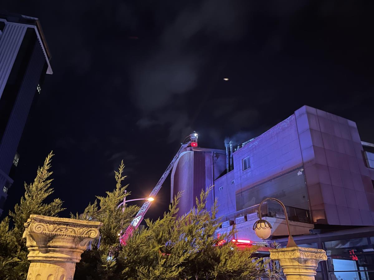 Bursa’da alışveriş merkezinin çatısında yangın