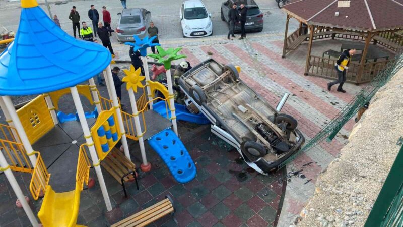 Bursa’da faciadan dönüldü Bursa’nın Orhaneli ilçesinde bir otomobil bariyerlerden çocuk parkına uçtu. Kazada