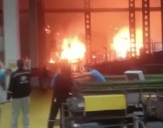 Bursa’da fabrikada çıkan korkutan yangını itfaiye ekipleri söndürdü.