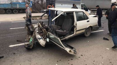 Bursa’da feci kaza: Otomobil ikiye bölündü, 3 kişi yaralandı