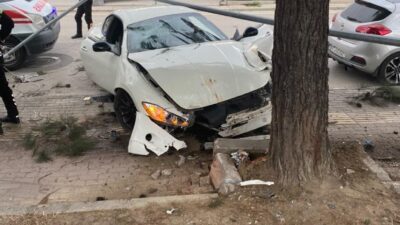 Bursa’da lüks otomobil ağaca çarparak pert oldu
