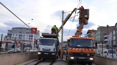 Bursa’da metro hattına çatı uçtu, ekipler seferber oldu
