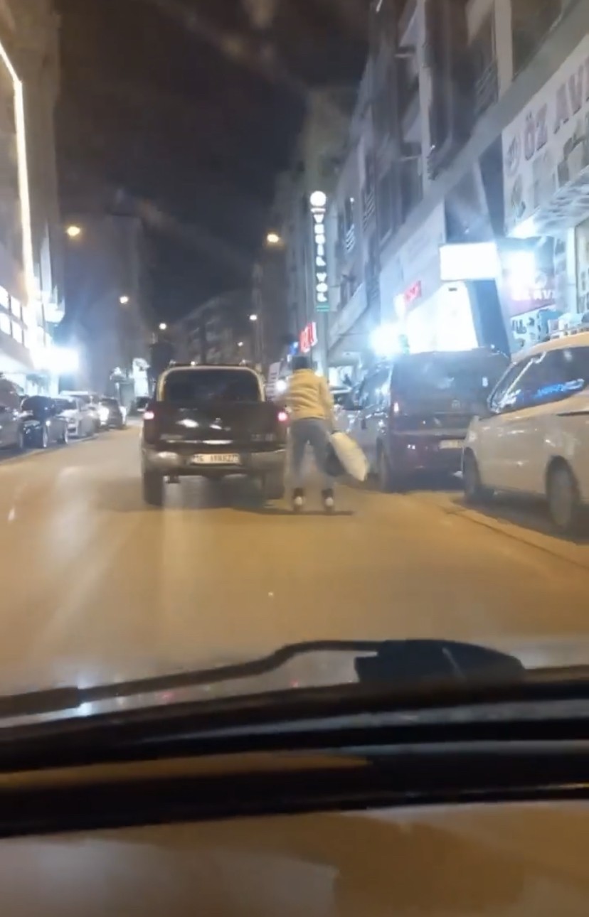 Bursa’da patenli gencin tehlikeli yolculuğu kameraya yansıdı