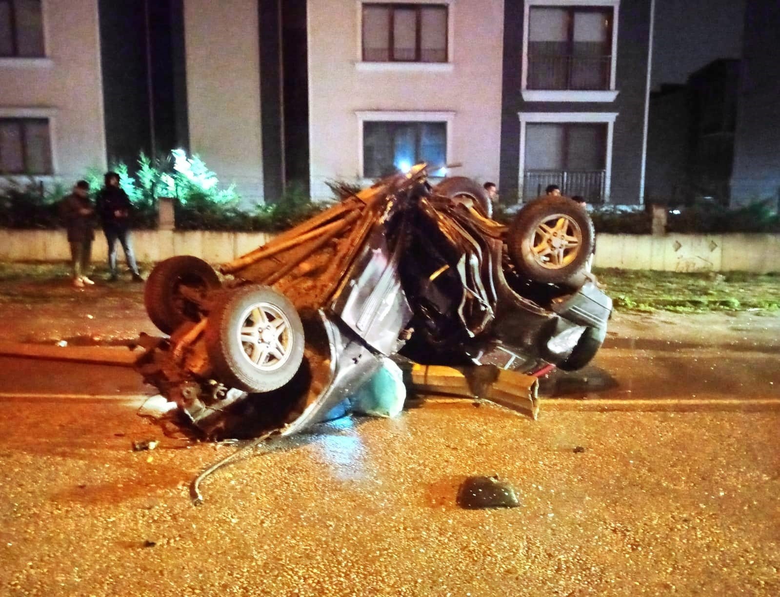 Bursa’da direğe çarpan araç ikiye katlandı